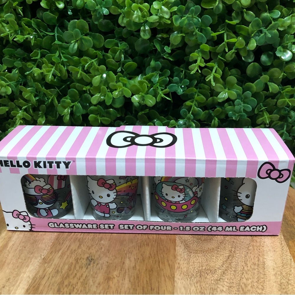 Hello Kitty NWT glassware Set (4)